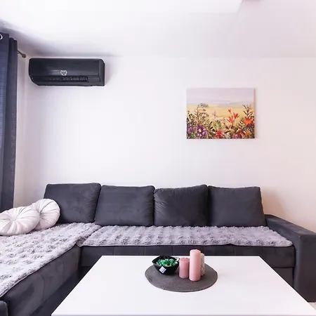 Modern In Old Town By Cable Car Apartament *